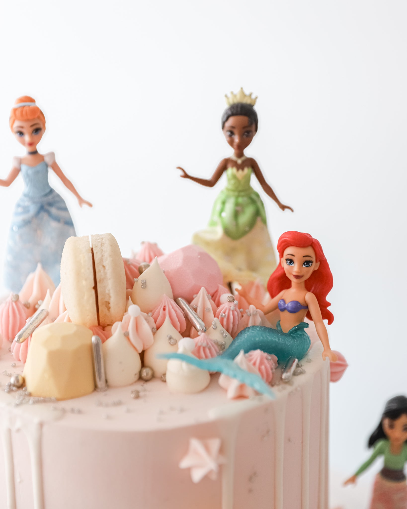 disney princess cake dress Disney Princess birthday cake tutorial. I will post how I make the dress in separate videos, so stay tuned Gold smooth hound cake comb from Estercakes.com Cake stand from @opulenttreasures Use